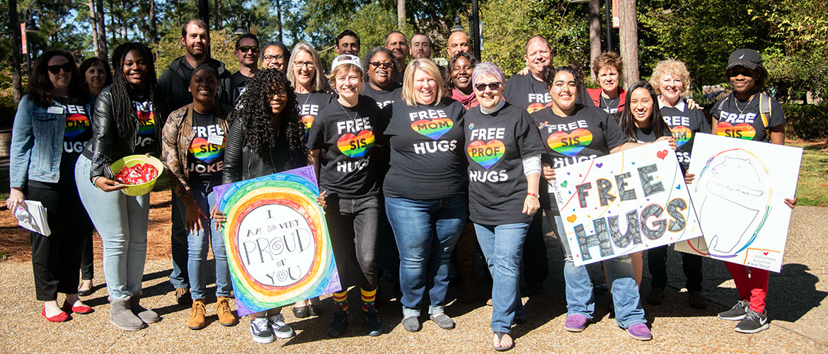 一群學生和教師在慶祝同性戀驕傲